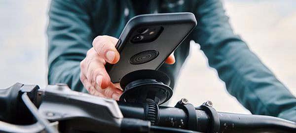 FIDLOCK Vacuum Phone Case - Installed